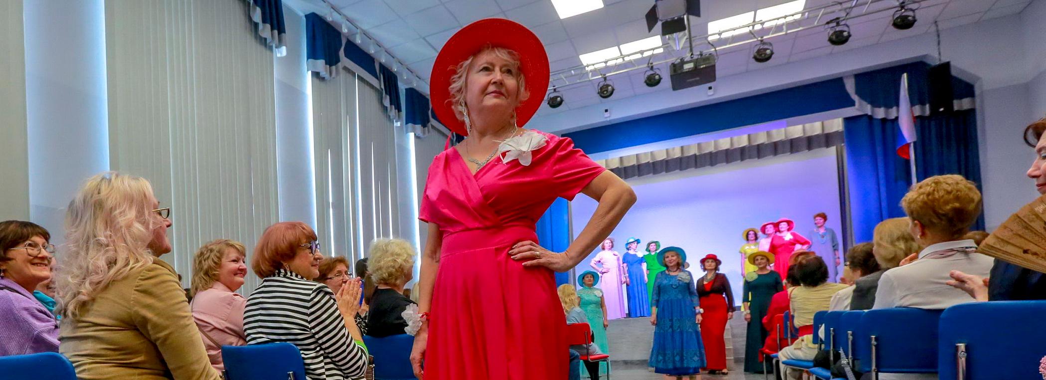 Время быть: дефиле-спектакль устроили модные пенсионерки из Новосибирска