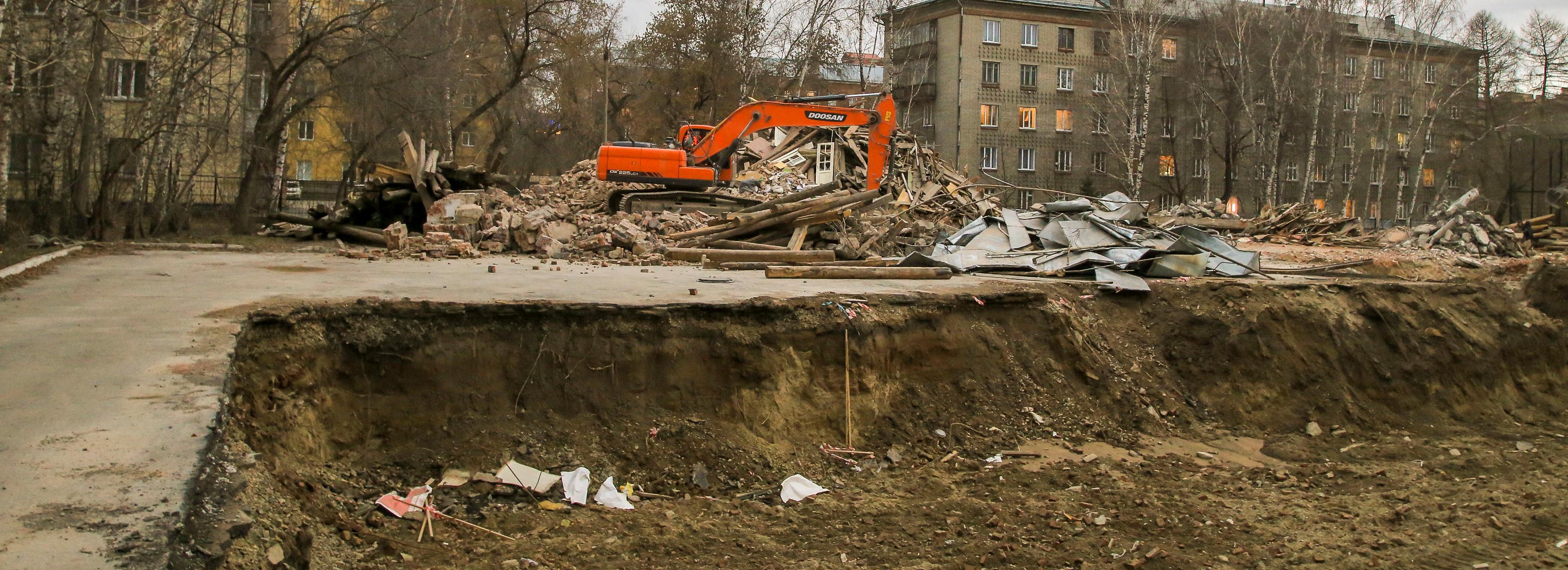 В центре Новосибирска полностью разрушили здание школы №54