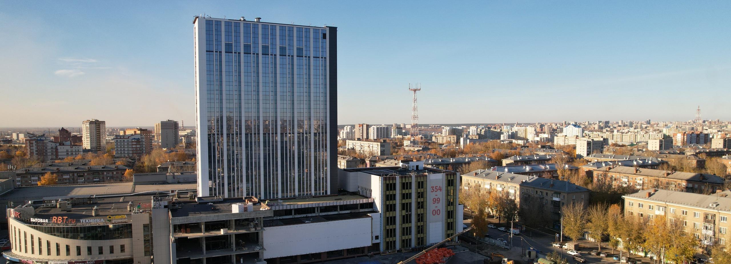 Зеркальный фасад монтируют на пристройку гостиницы «Турист» на Маркса