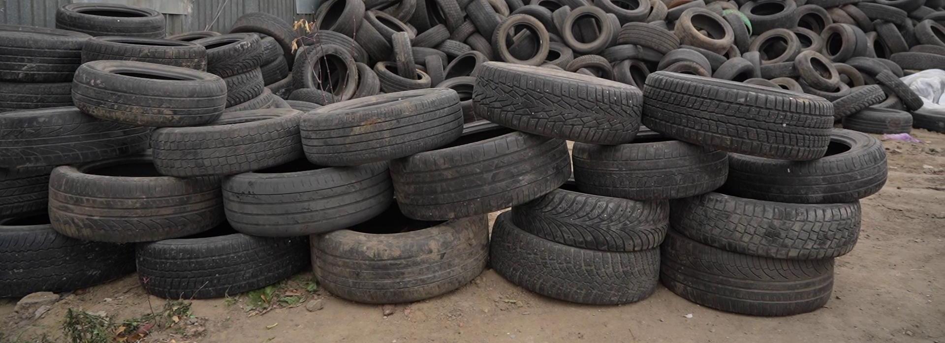 Новосибирцам пригрозили штрафом за шины в ландшафтном дизайне