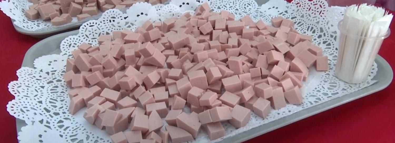 Колбасу-именинницу продегустировали на ярмарке в Новосибирске