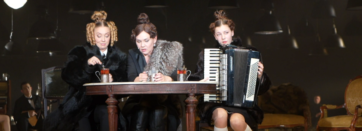 Премьера «Мёртвых душ» собрала аншлаг в театре «Красный факел»