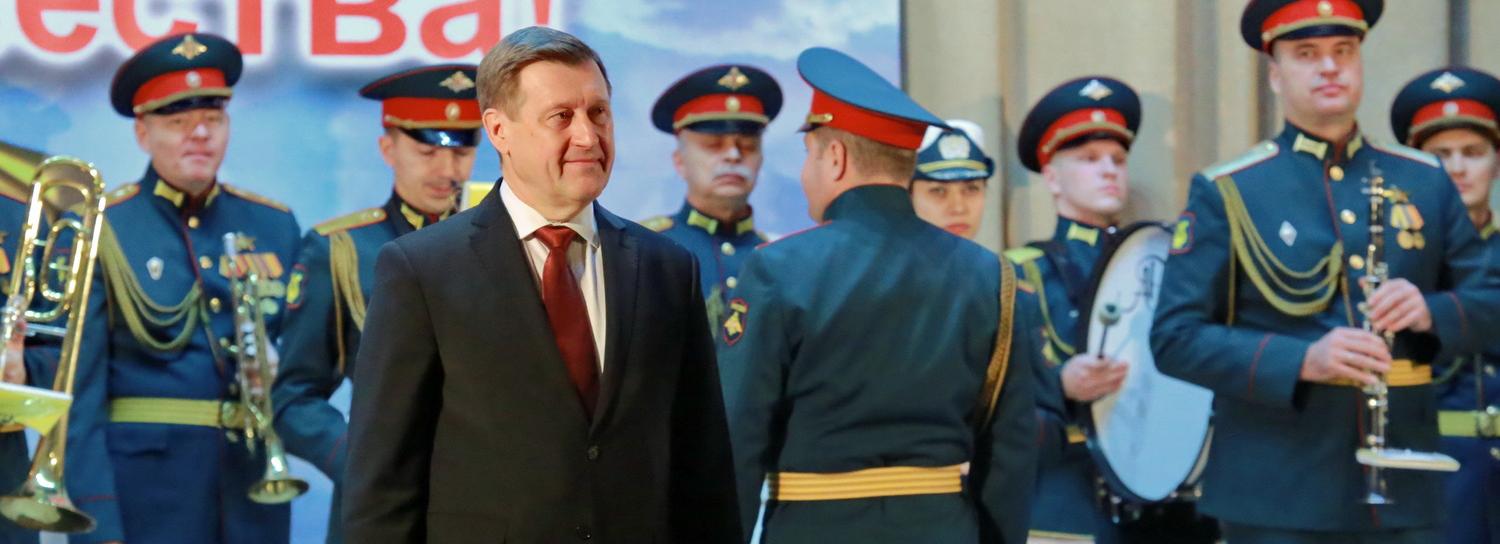 Мэр Анатолий Локоть поздравил с 23 февраля курсантов НВВКУ