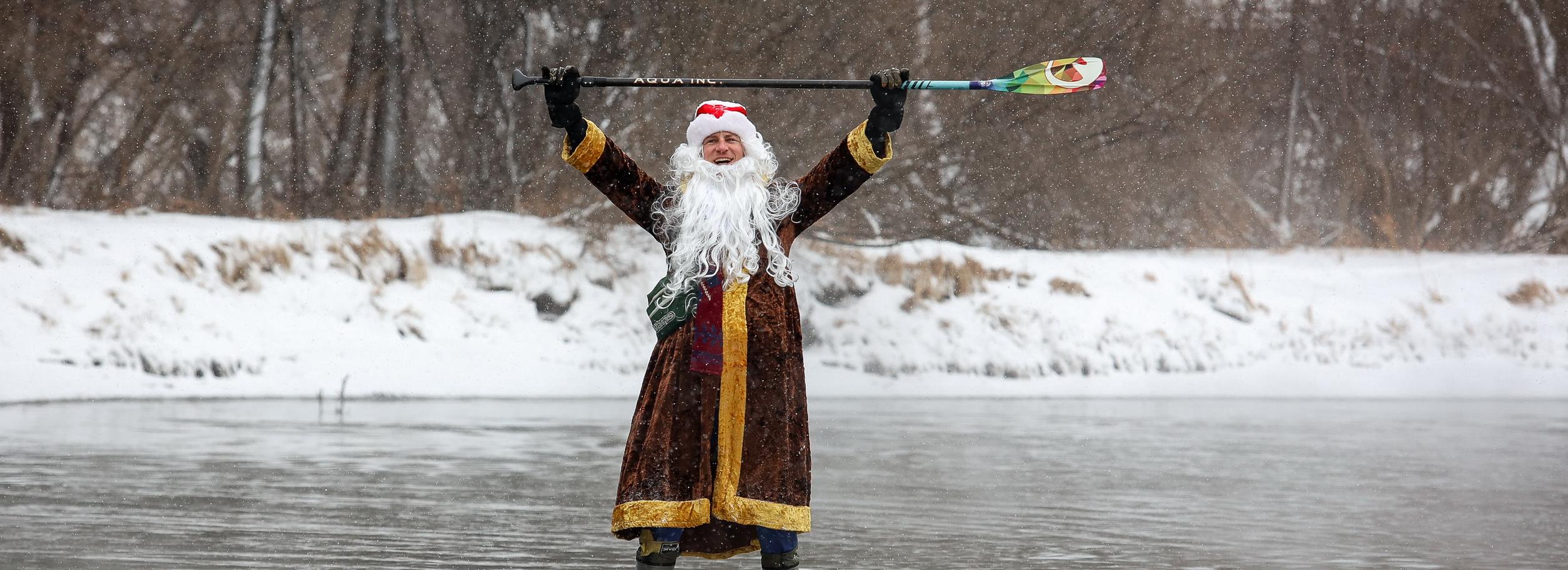Деды Морозы со Снегурочками проплыли пять километров на сапах по Оби