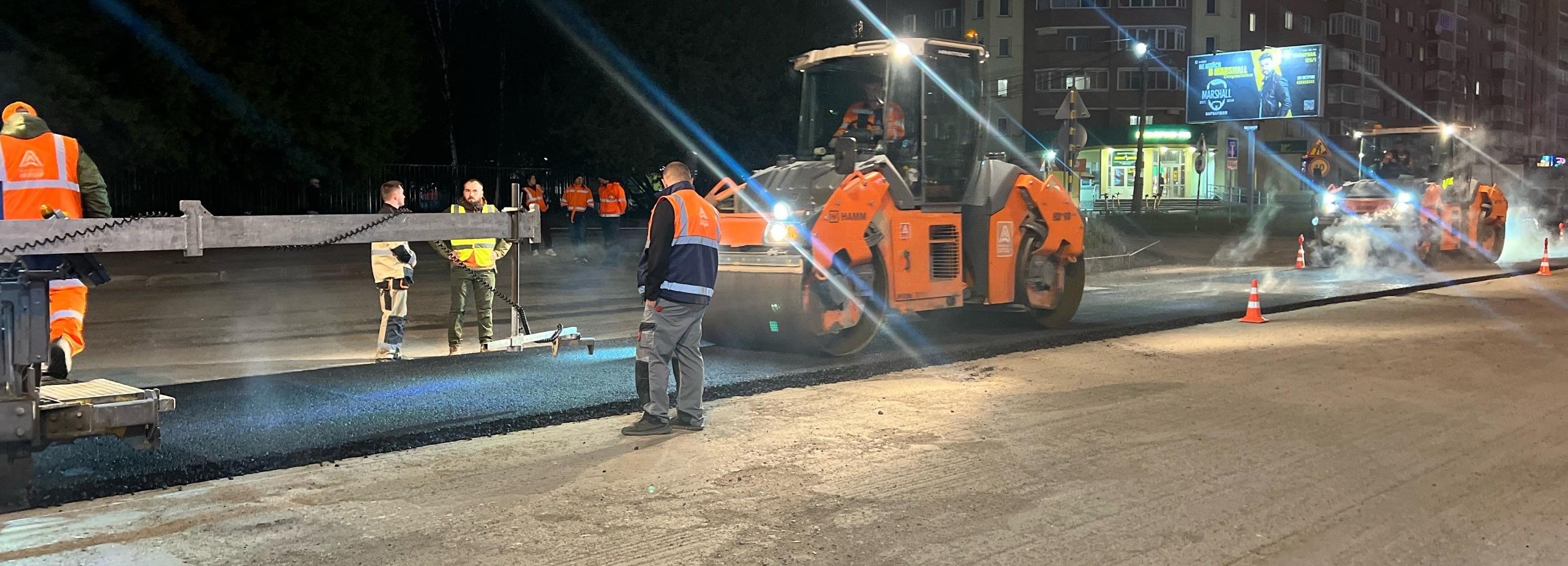 Успеть до конца лета: как улицу Выборную по ночам закатывают в асфальт