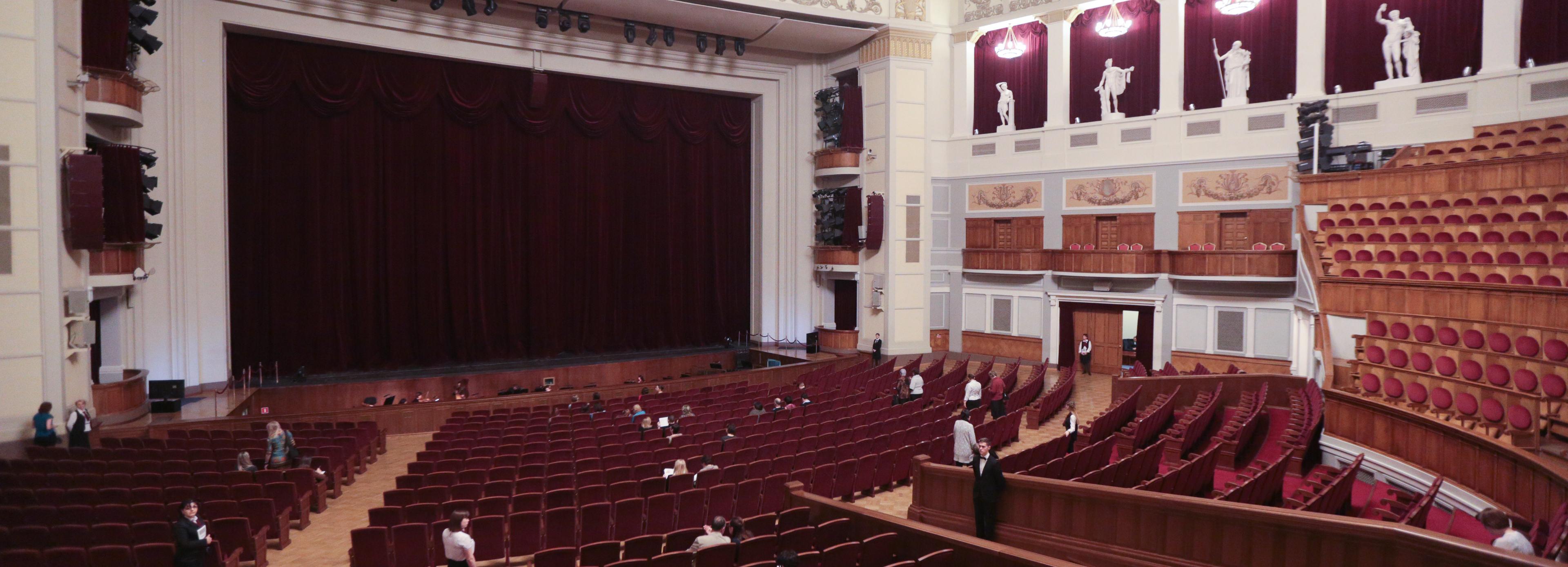 Бесплатные билеты в театры предложили участникам СВО и их семьям