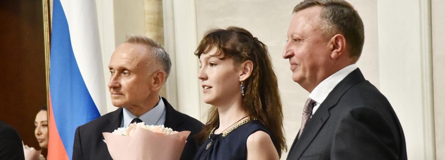 158 стобалльников по ЕГЭ наградили в Новосибирской области