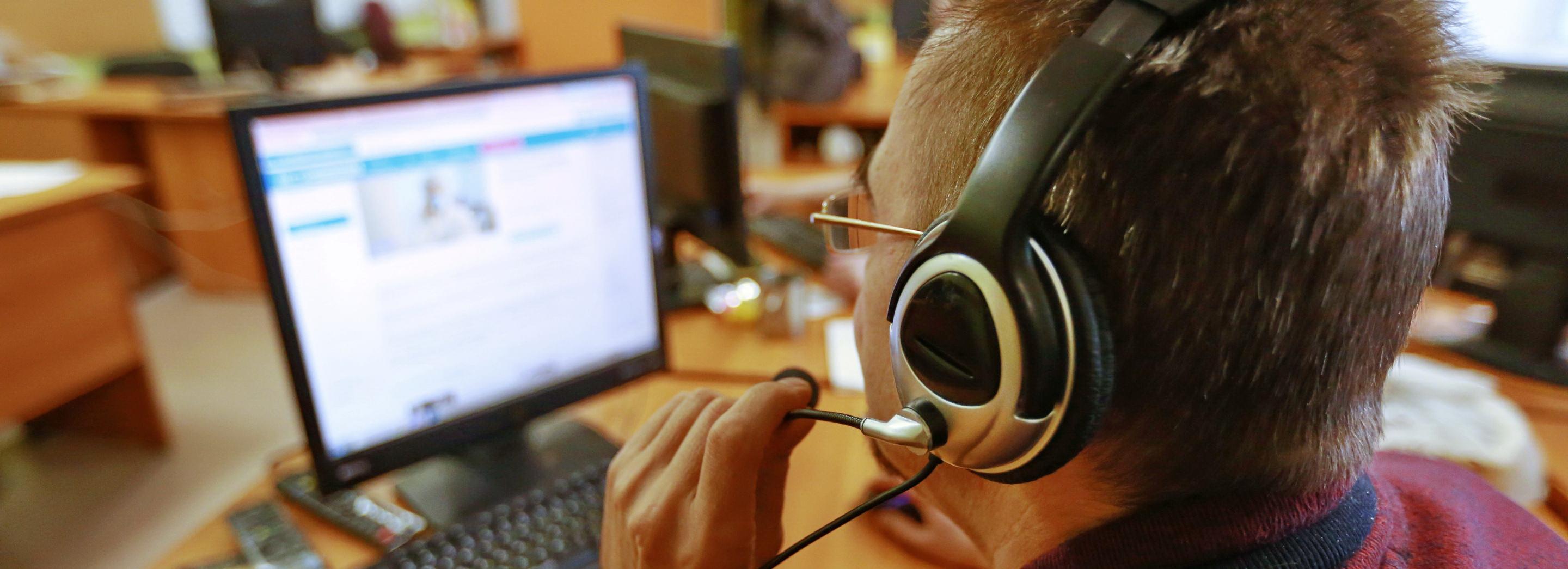 Обнять голосом: как работает телефон доверия в Новосибирске