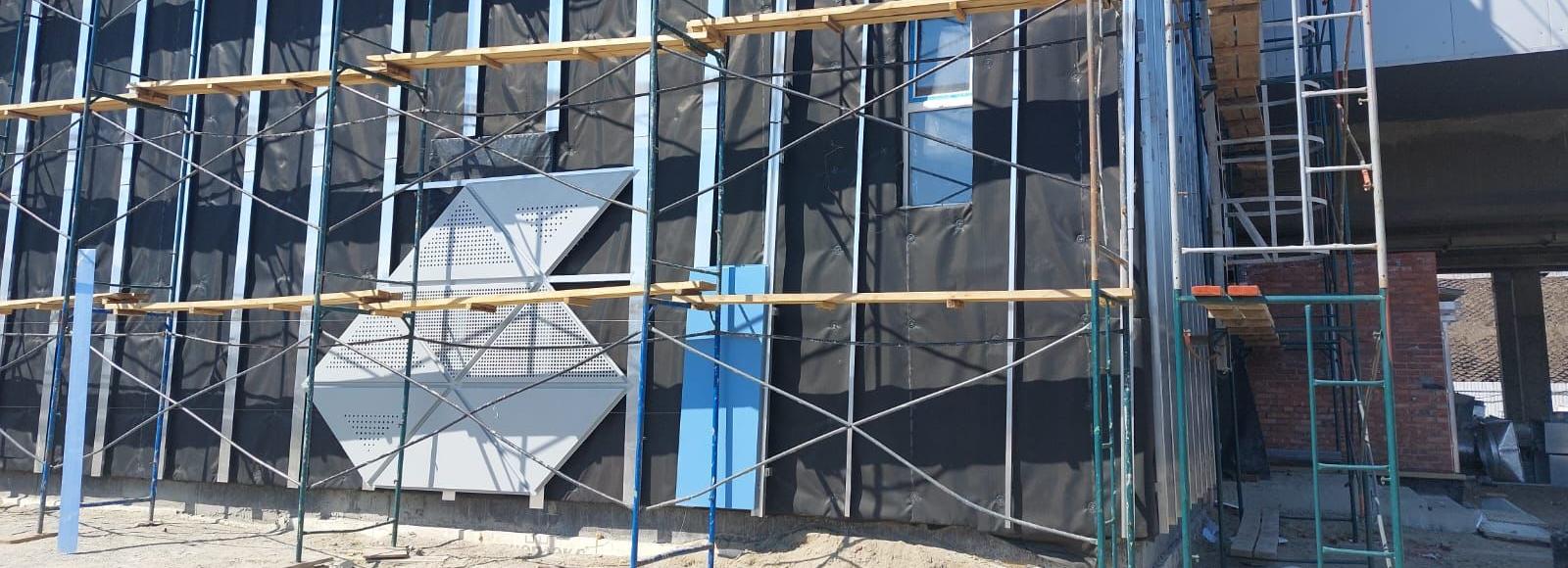 Фасад с 3D-эффектом монтируют на станции «Спортивная» в Новосибирске