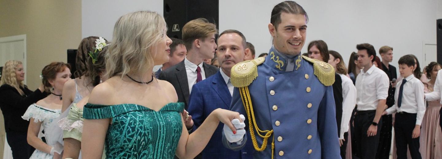 Польку и полонез ХIХ века танцевали на балу лицеистов в Новосибирске