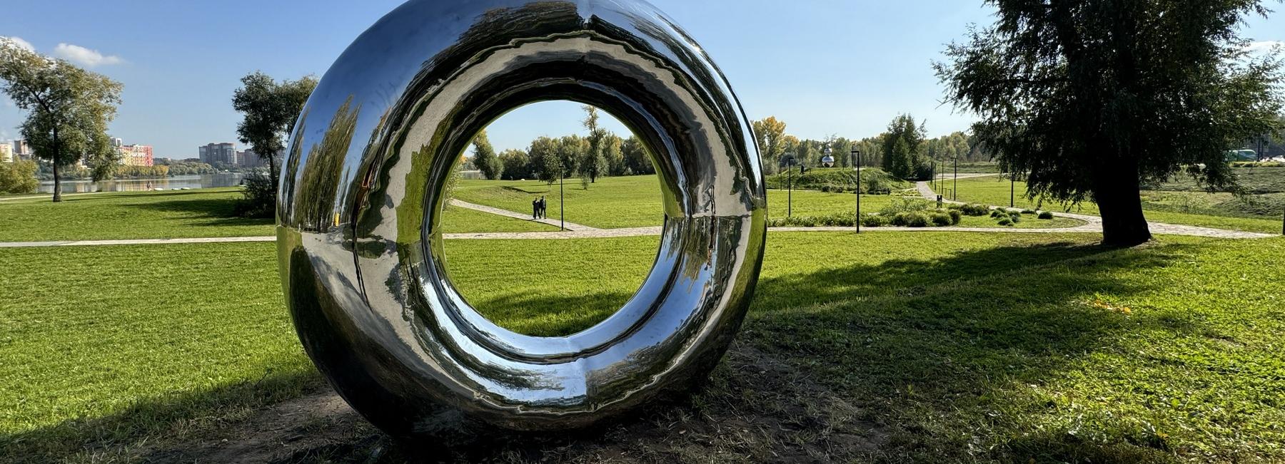 Зеркальный бублик и гигантские капли появились в парке «Арена»: 10 ярких фото