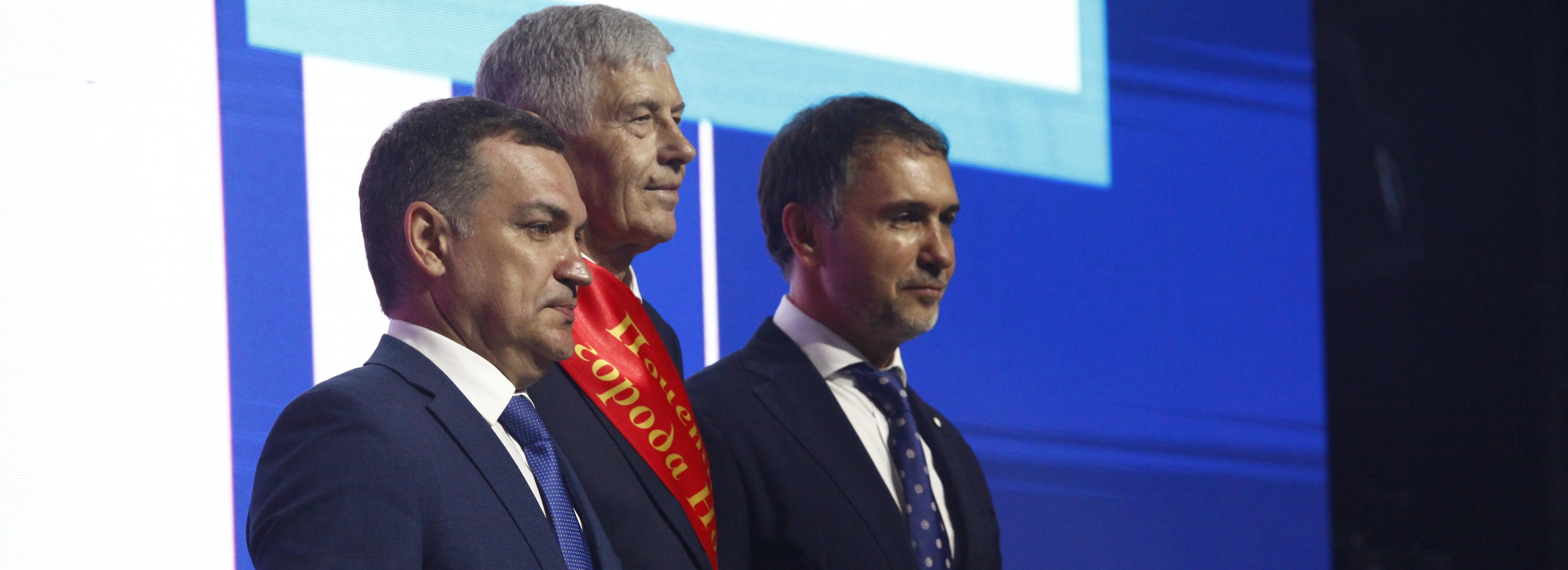 Мэр Кудрявцев вручил свидетельства о присвоении звания почётного жителя