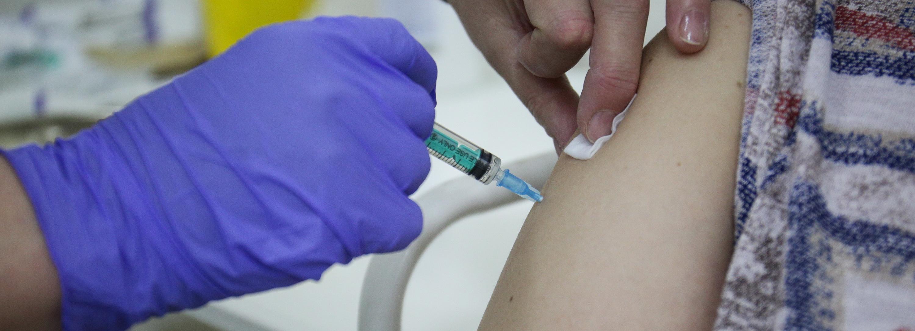 Если надо — уколюсь: пункты вакцинации от гриппа открывают в ТОСах