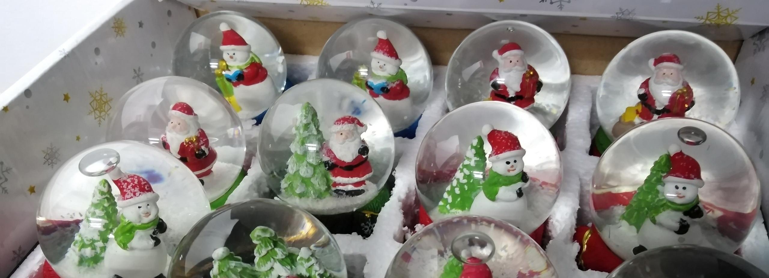 Новогодние ёлки, шары, гирлянды и гномов начали продавать в Новосибирске