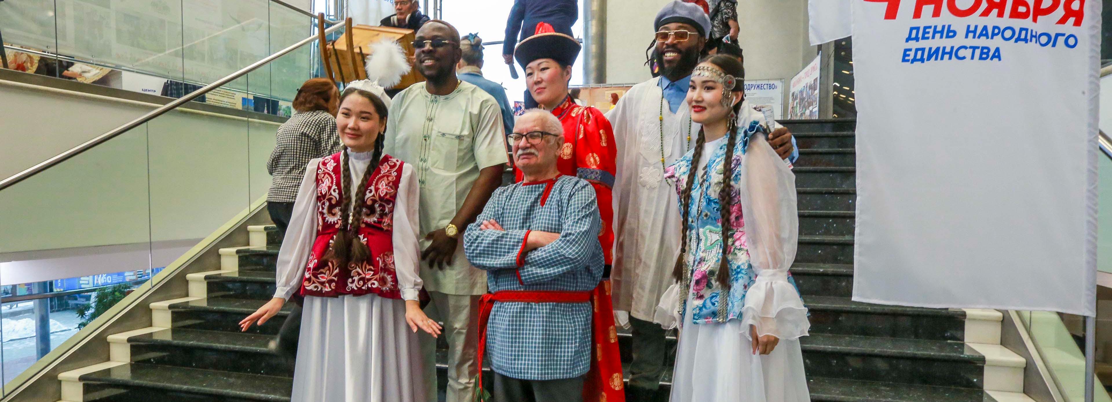 На одной волне: как отмечают День народного единства в Новосибирске