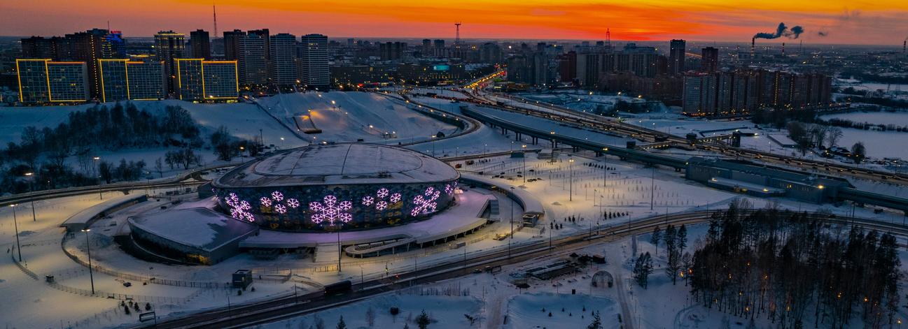 Огромными снежинками подсветили фасад новой ледовой арены в Новосибирске