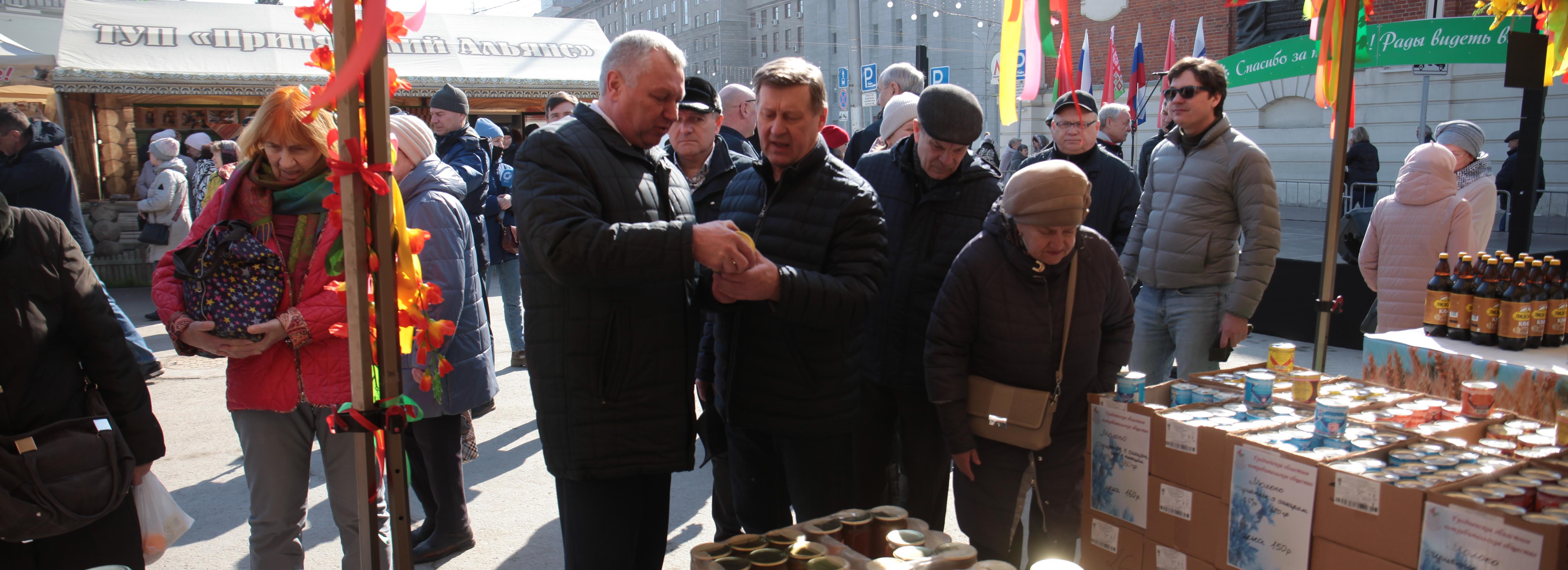 Участники белорусской ярмарки купили 12 тонн гречки в Новосибирске