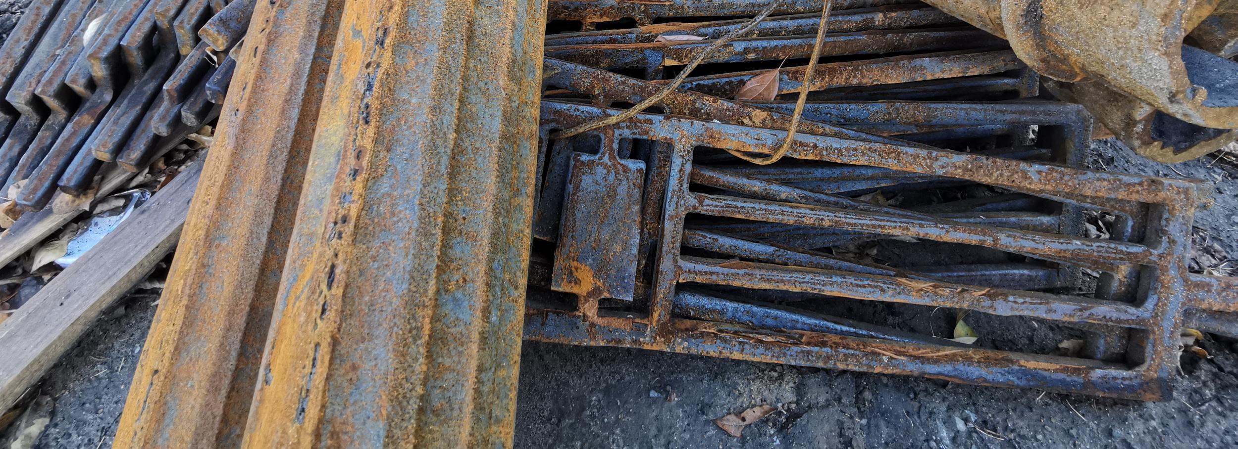 Исторический чугунный забор начали восстанавливать в Первомайском сквере