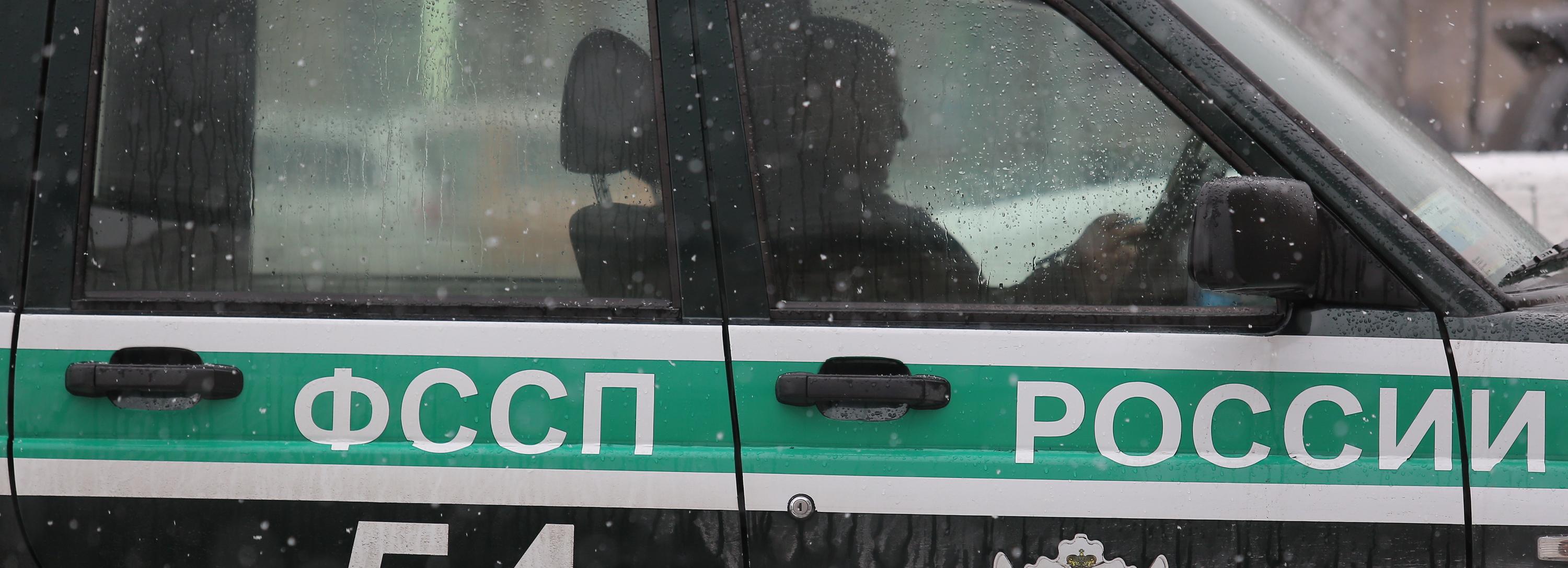 Приставы забрали четырёхлетнюю дочь у мужчины в Толмачёво