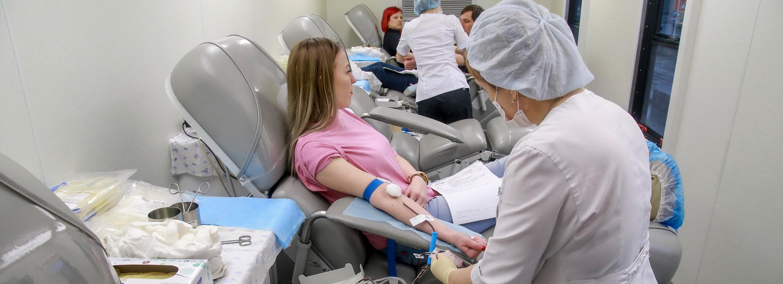 Десятки человек пришли сдать кровь на площадь Ленина в Новосибирске