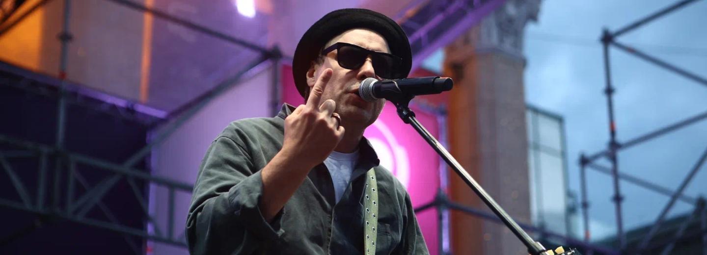 Актёр Евгений Цыганов спел в Новосибирске