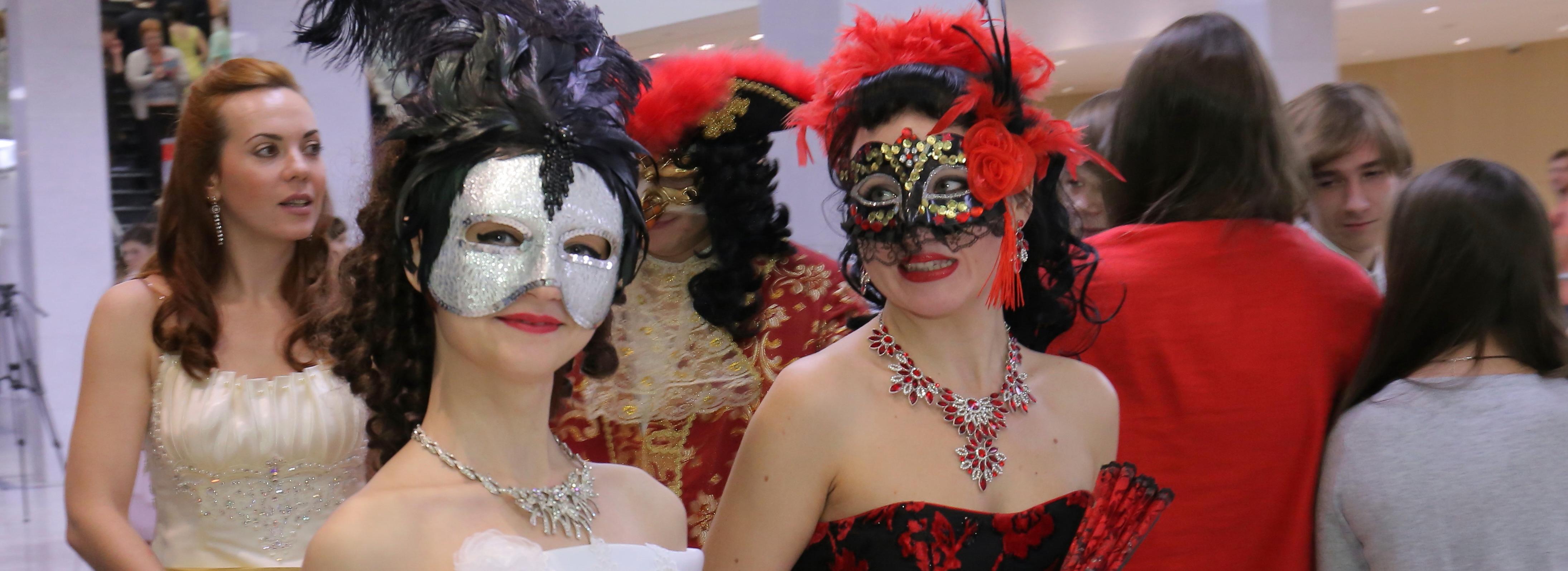 Пайетки и кружева: что надеть в новогоднюю ночь ― советы стилиста