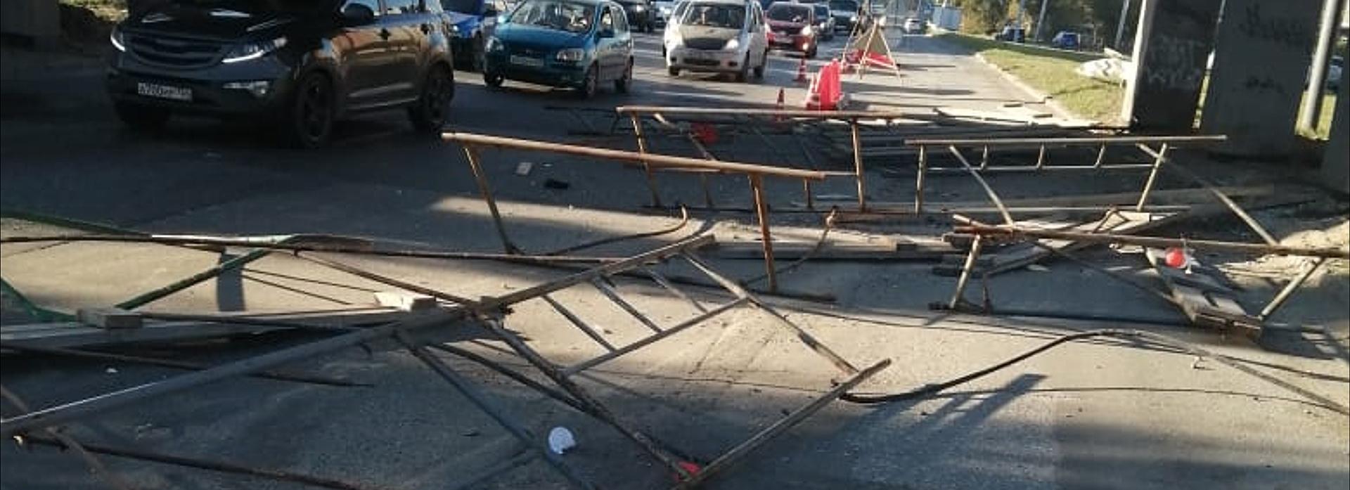 BMW снёс ограждения на Ипподромской, где идёт ремонт по БКД