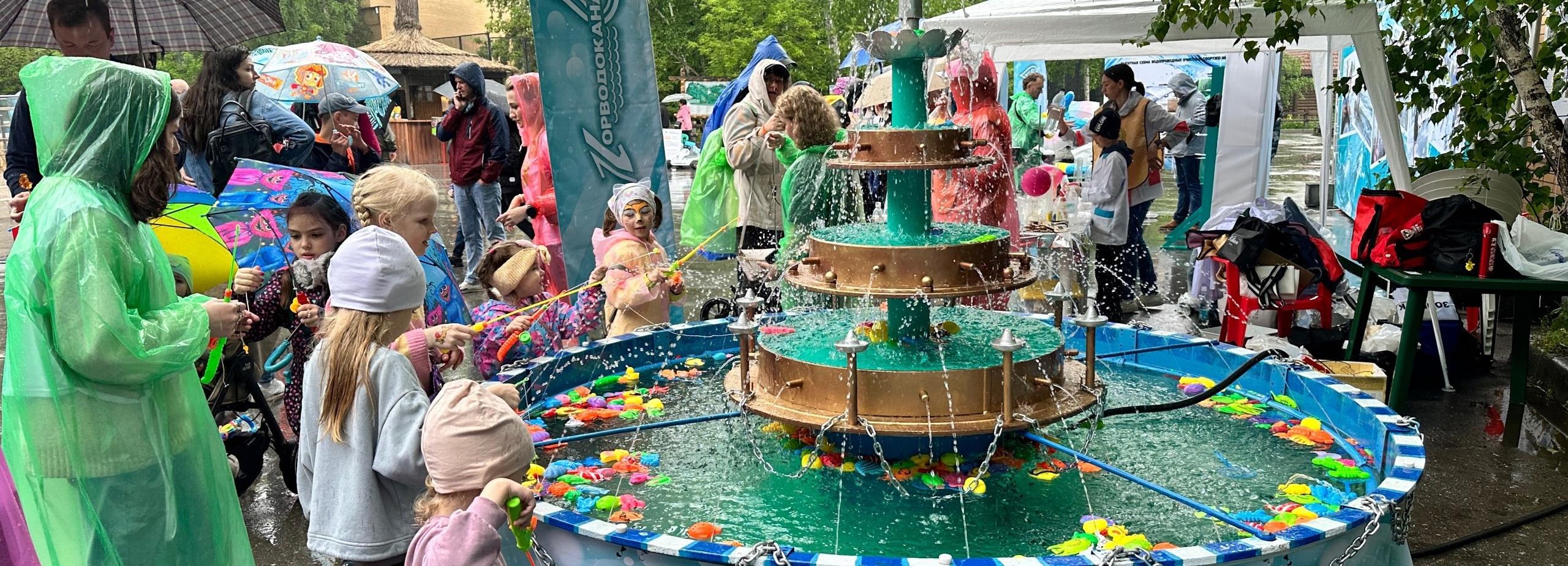 «Экомир»: сотни новосибирцев исследовали питьевую воду под дождём