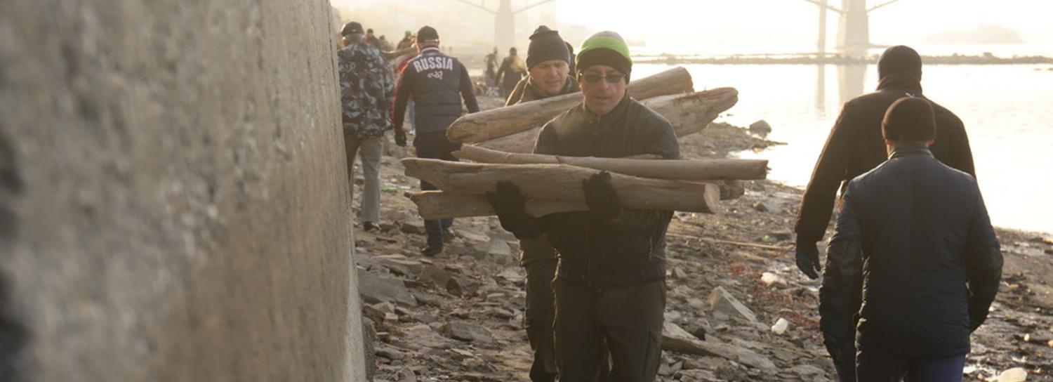 Новосибирцев зовут на уборку Михайловской набережной