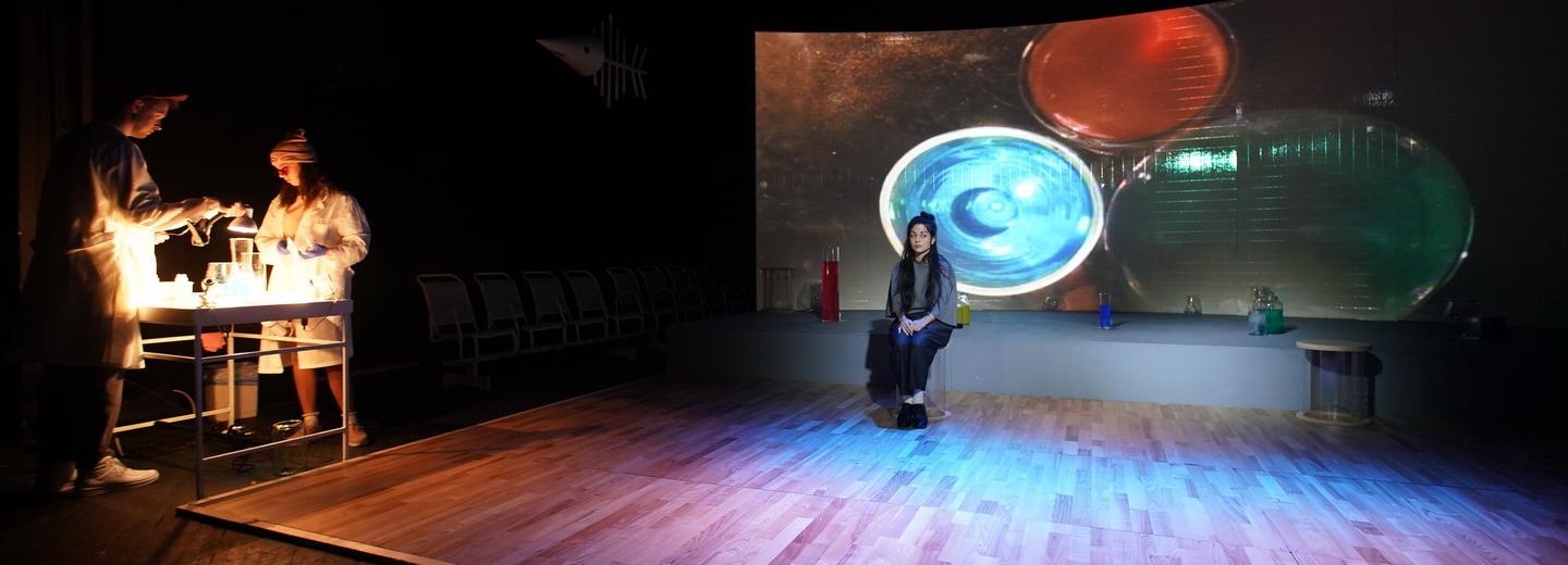 «Доклад о медузах»: спектакль по книге-бестселлеру показали в «Глобусе»