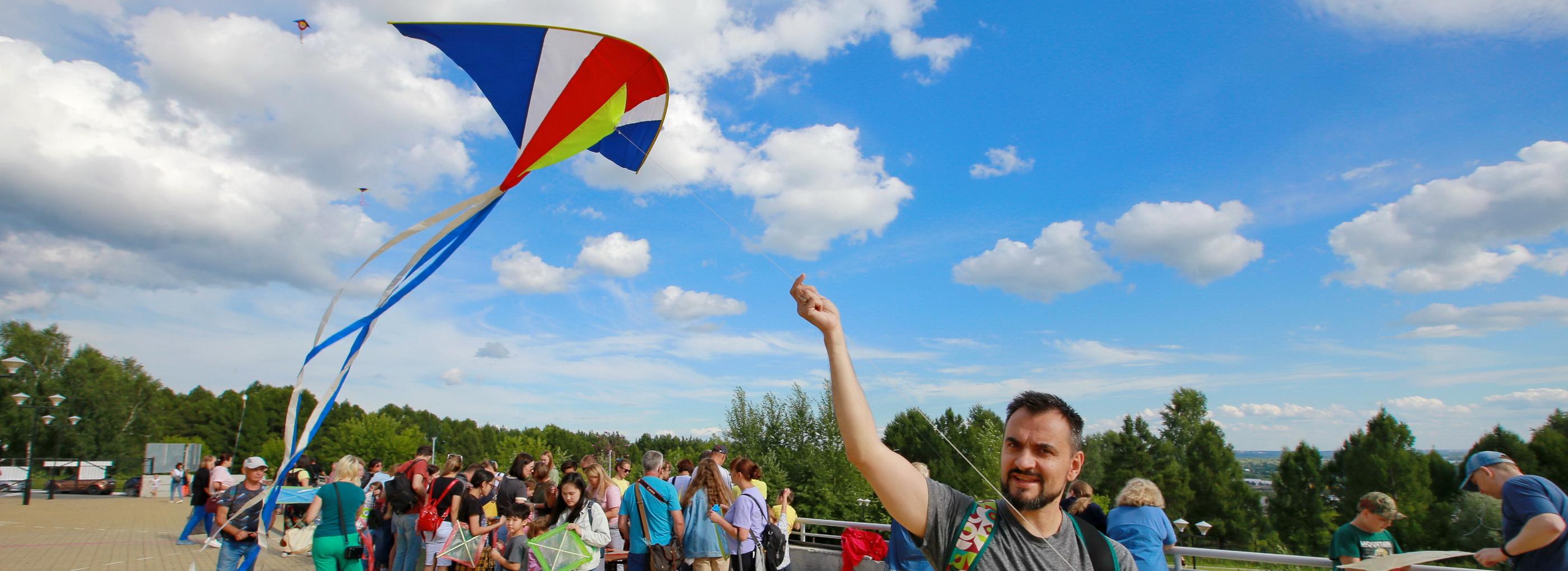 Десятки воздушных змеев взлетят над планетарием