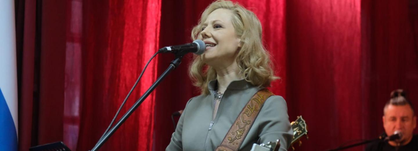 Певица Юта выступила в госпитале Центрального военного округа