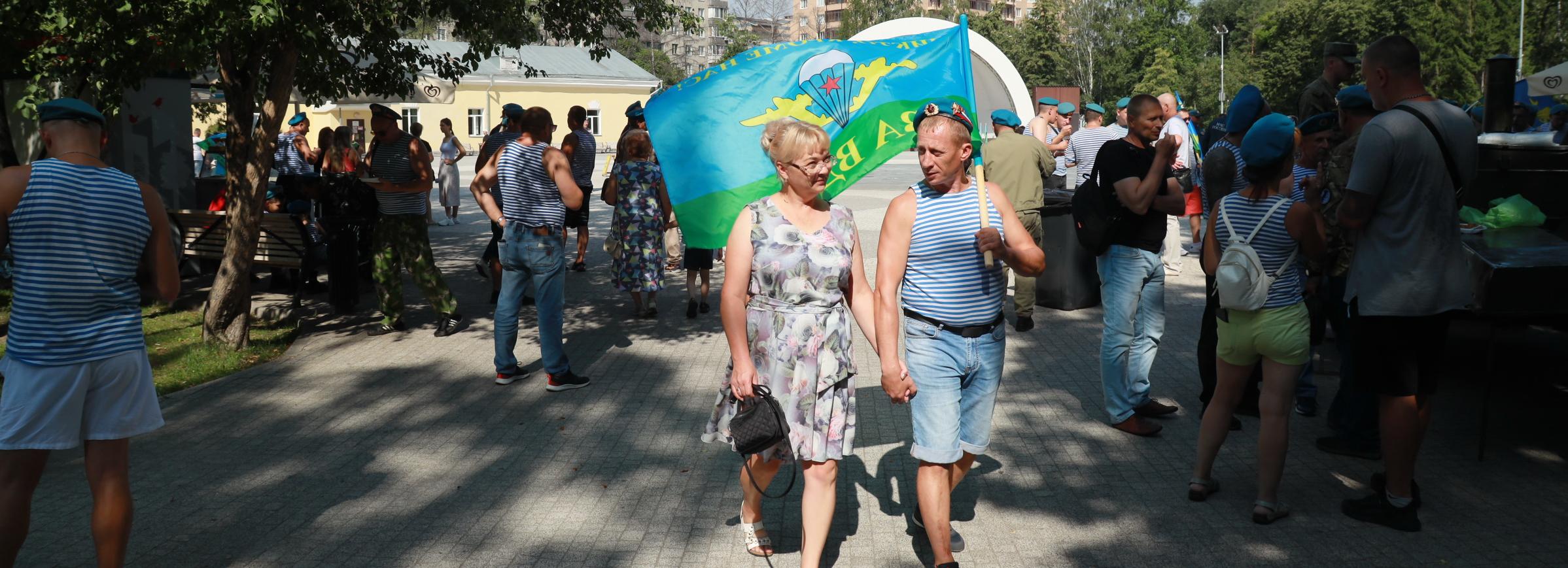 «Никогда не купались в фонтанах»: десантники гуляют в Центральном парке