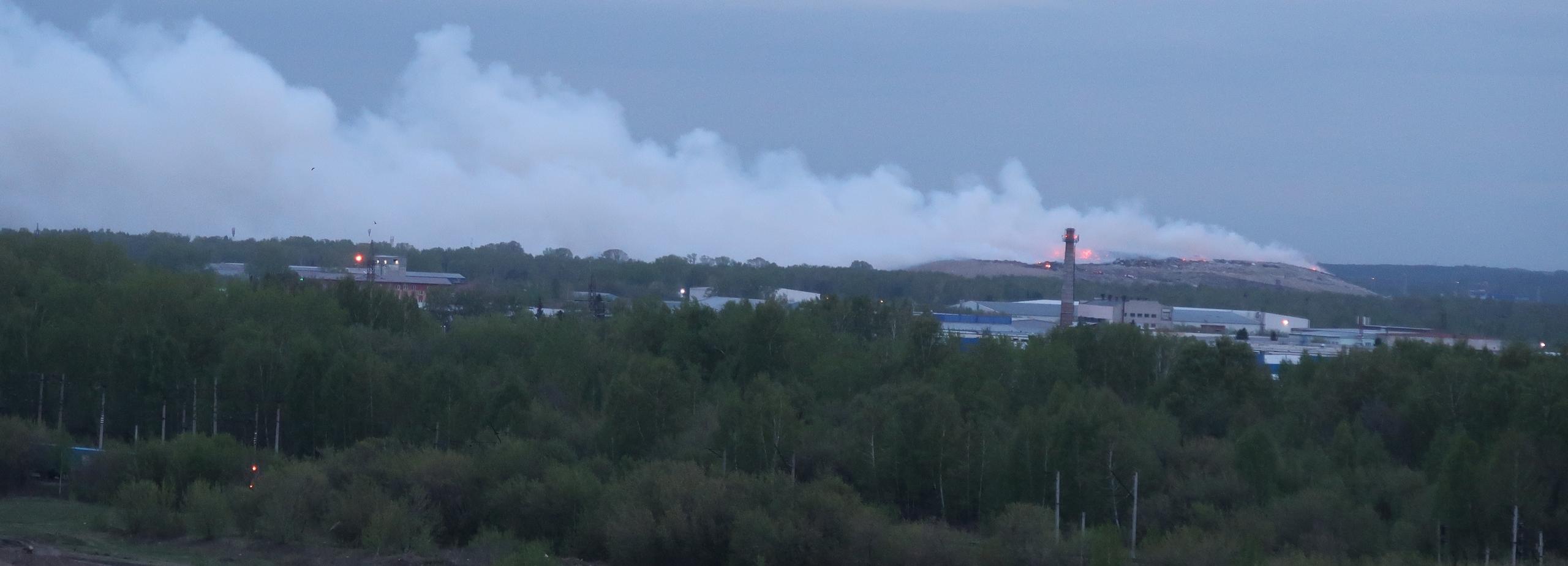 Роспотребнадзор исследовал воздух рядом с горящей свалкой в Новосибирске