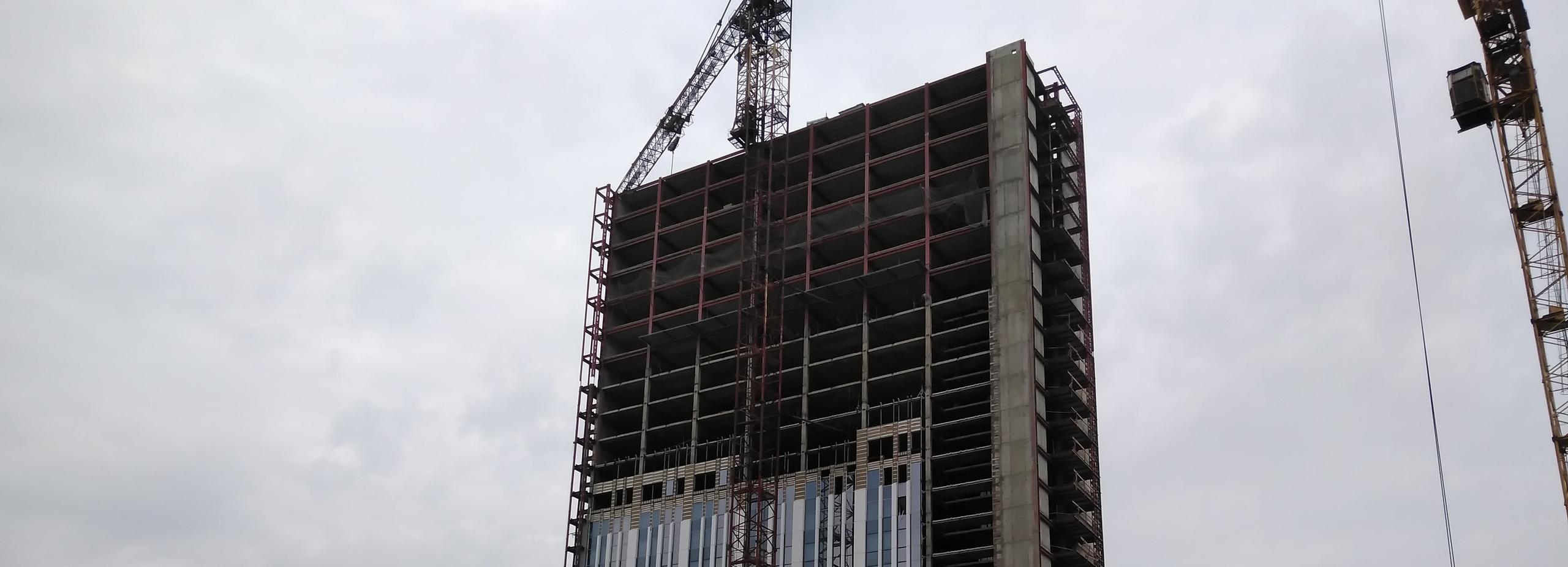 Гостиницу «Турист» на площади Маркса подняли на проектную высоту