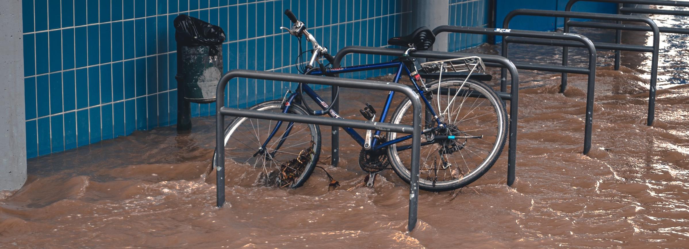 Мощный ливень в Академгородке затопил дороги и обрушил потолок магазина