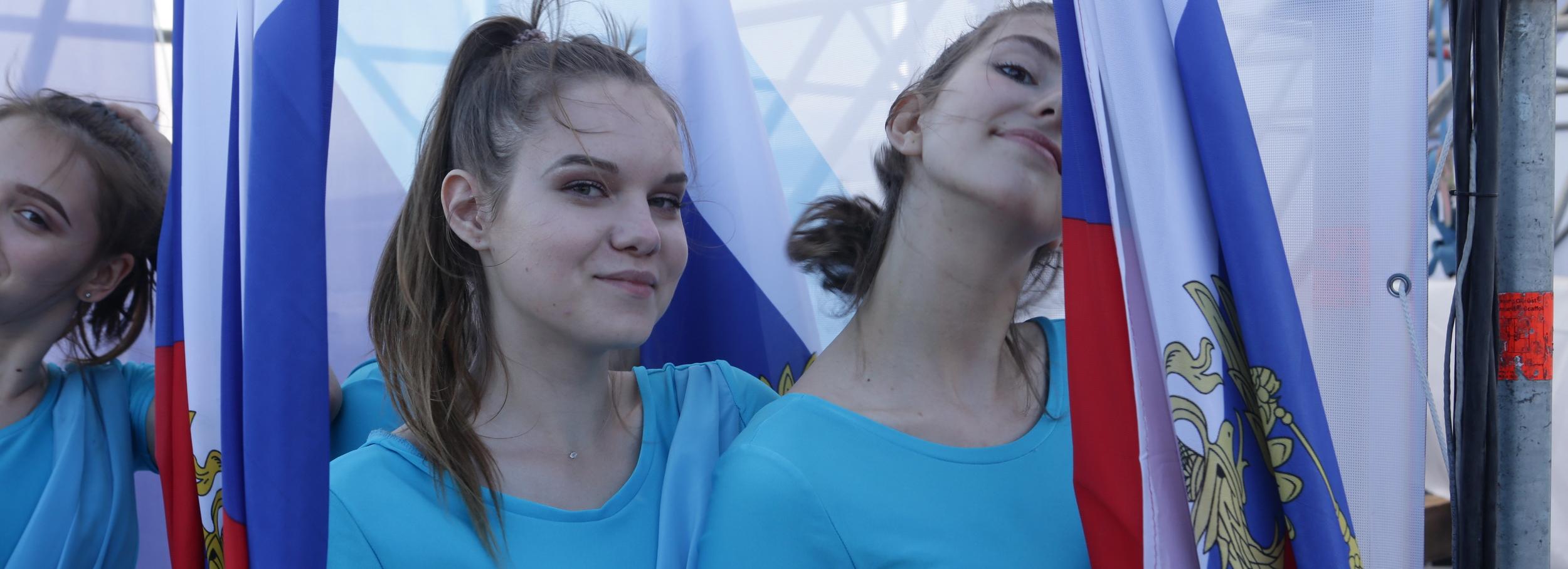 Гонки с флагами и посты про героев: патриотические акции ко Дню России