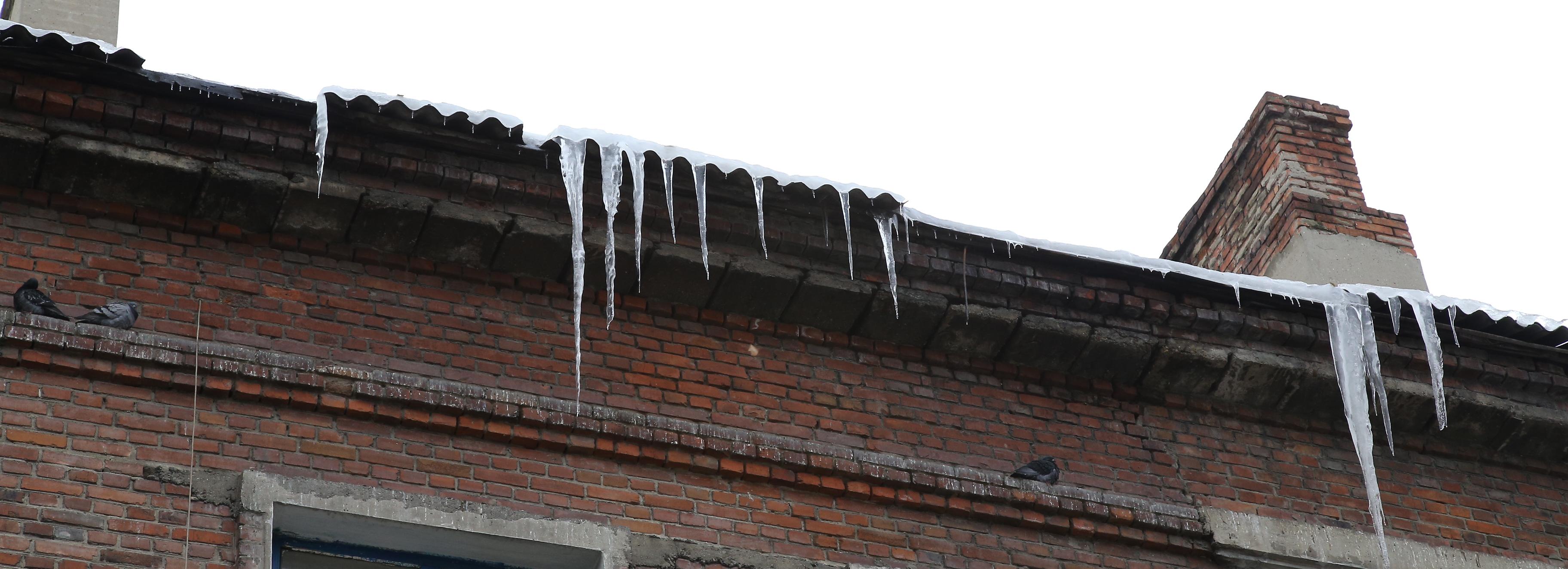 Игнорирующие сосульки управляющие компании возьмут под контроль