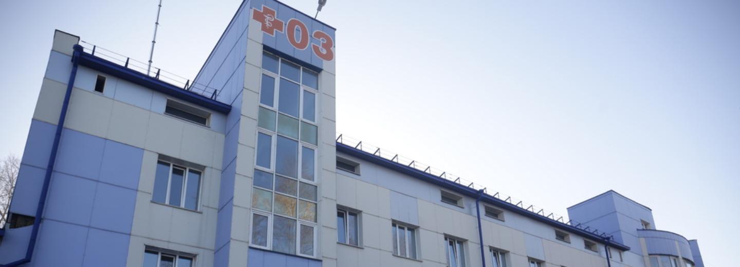 Педагоги подарили термосы борющимся с COVID-19 новосибирским медикам