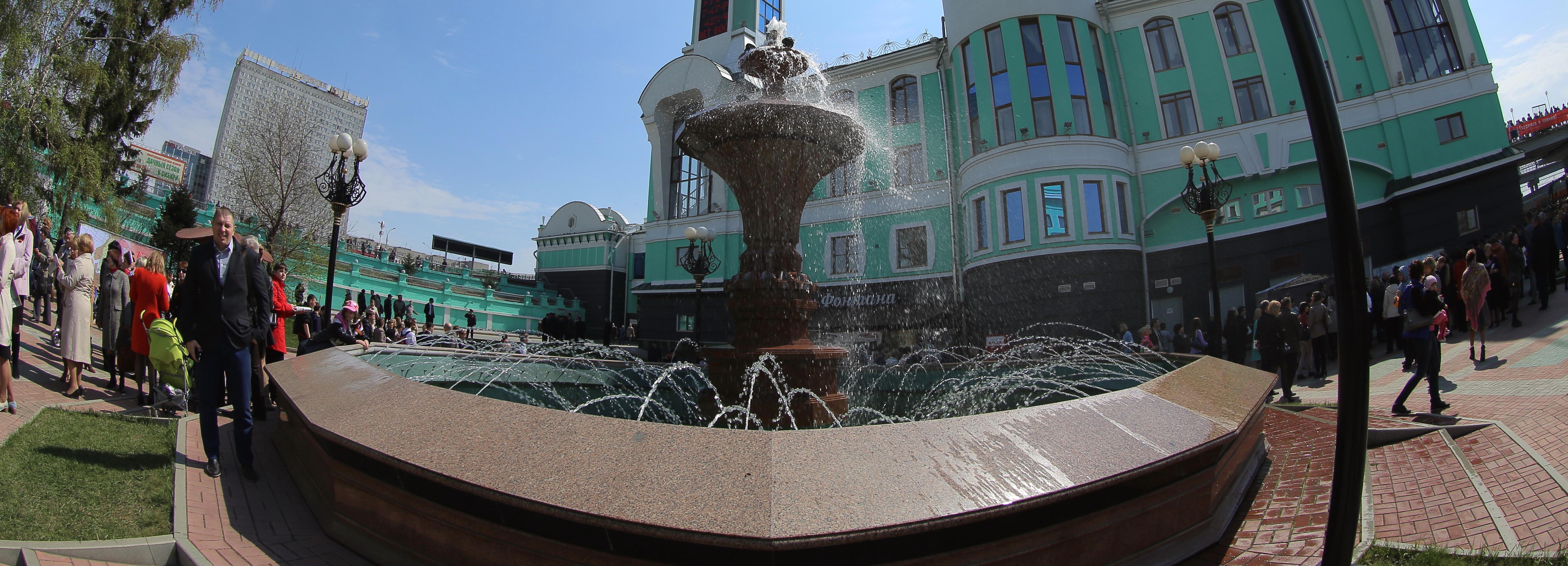 На пригородном вокзале Новосибирск-Главный запустили фонтан