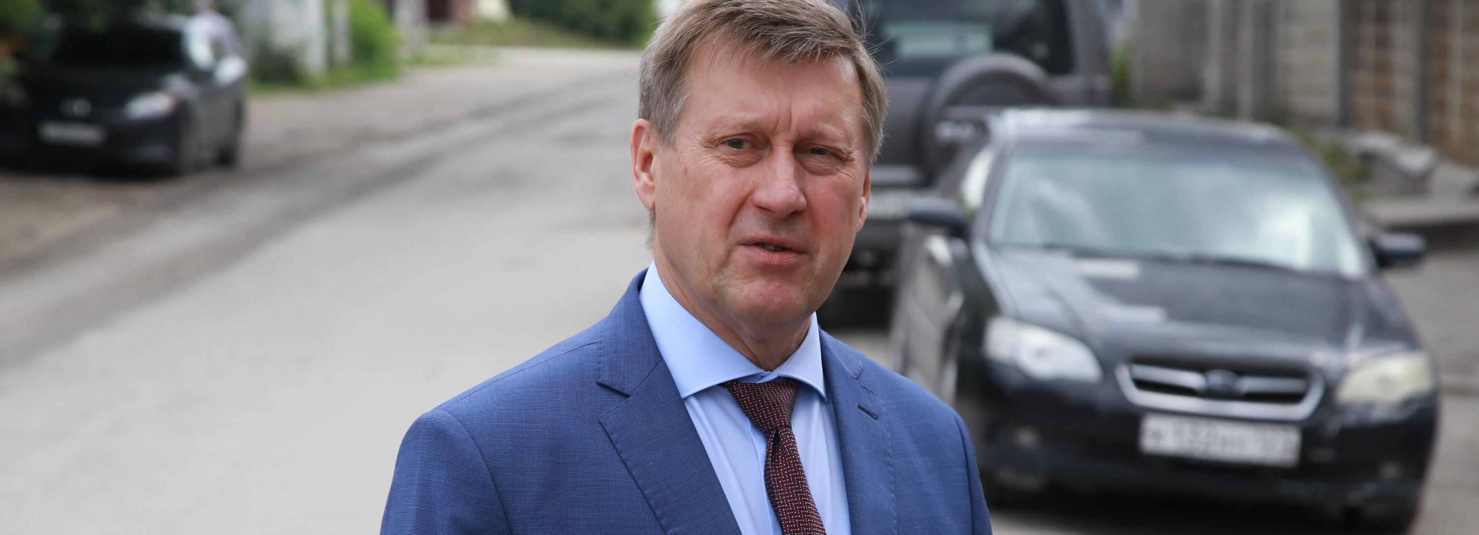 По пути с мэром: Анатолий Локоть сел за руль и проверил качество дорог