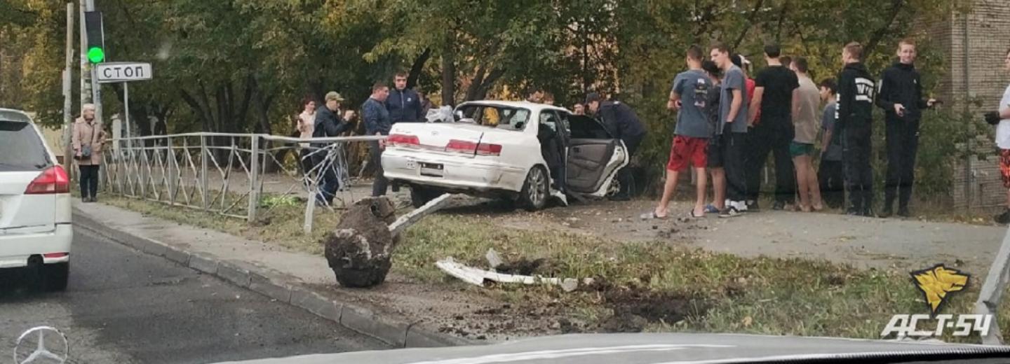 «Тойота» протаранила забор возле «Совсибири» — водитель погиб