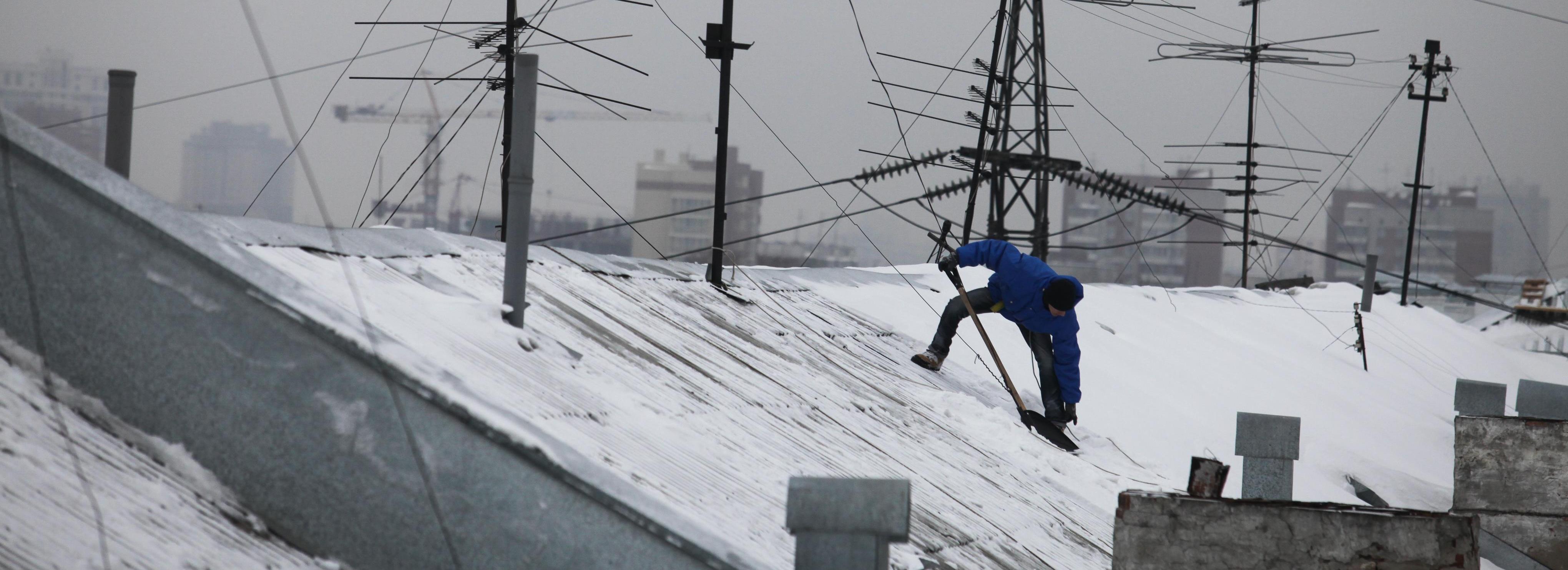 Новосибирцев предупредили о сходе снега с крыш из-за оттепели