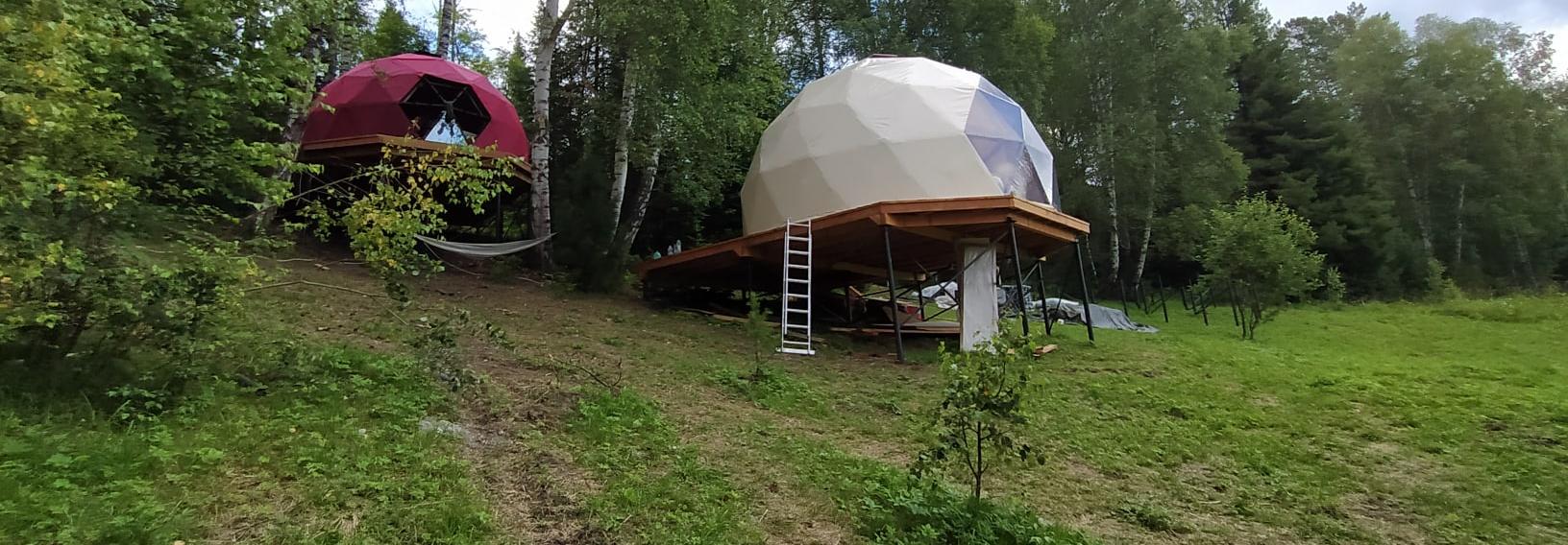 Отель из номеров-шариков строят новосибирцы на Телецком озере