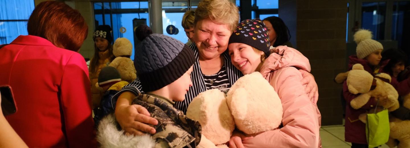 Осиротевших детей из Донбасса встретили приёмные семьи в Новосибирске