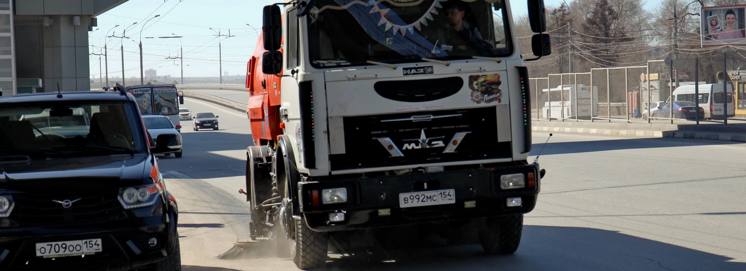 236 тонн смёта и грязи вывезли с улиц Новосибирска за сутки