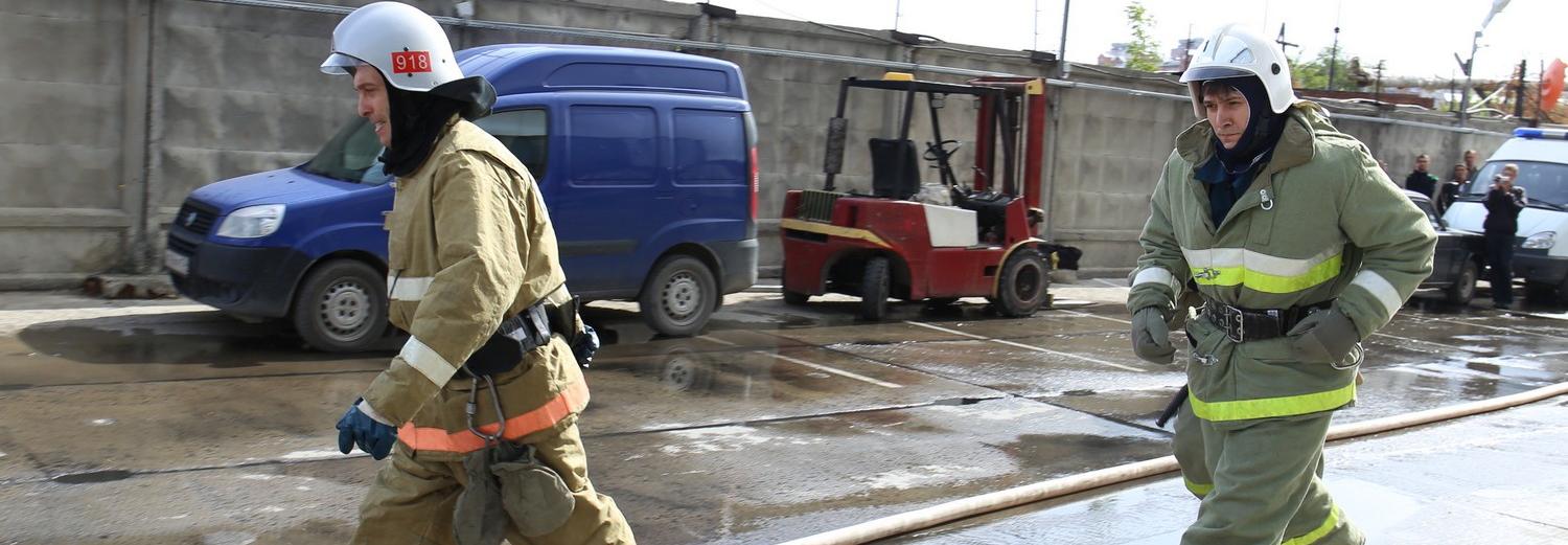 Горящий торговый комплекс потушили в Новосибирской области