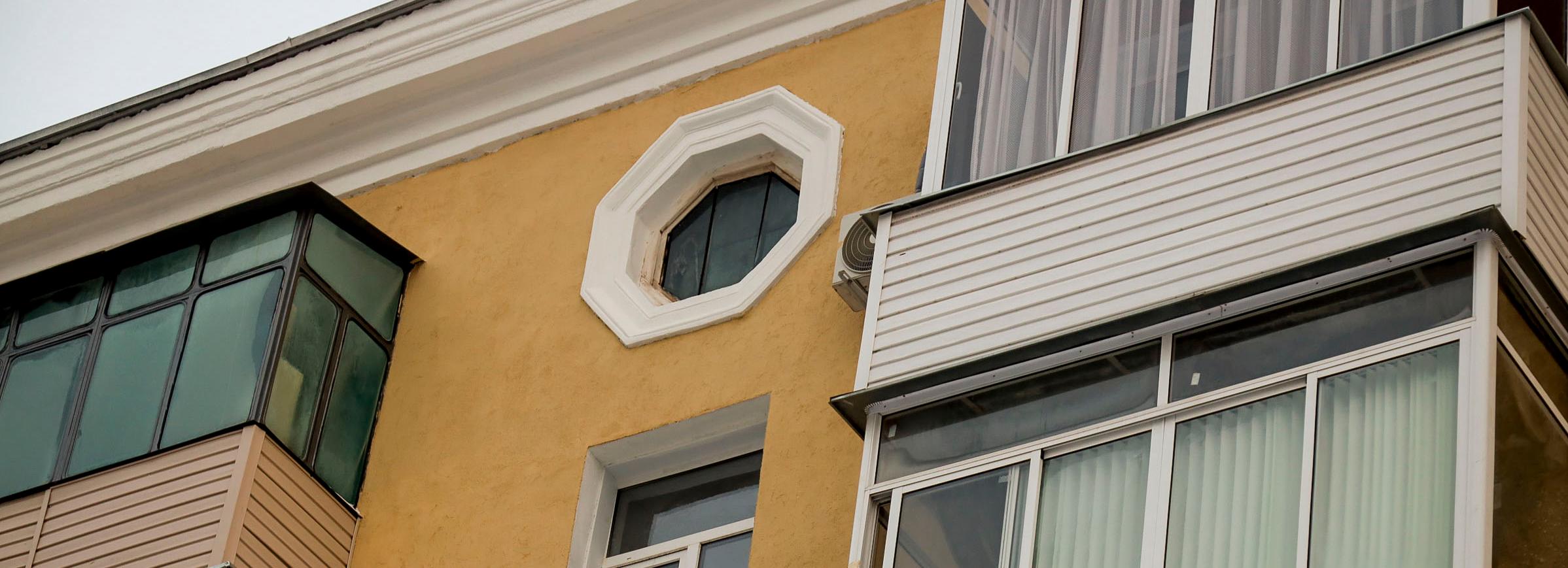 Дому с восьмиугольными окнами на Большевистской обновили фасад