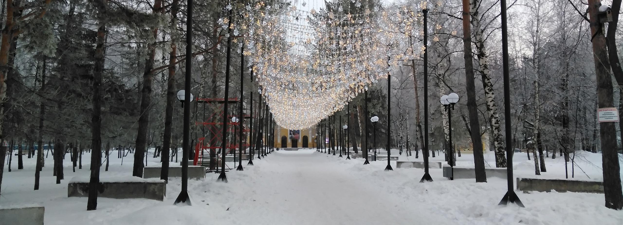 В Центральном парке натянули светящийся потолок