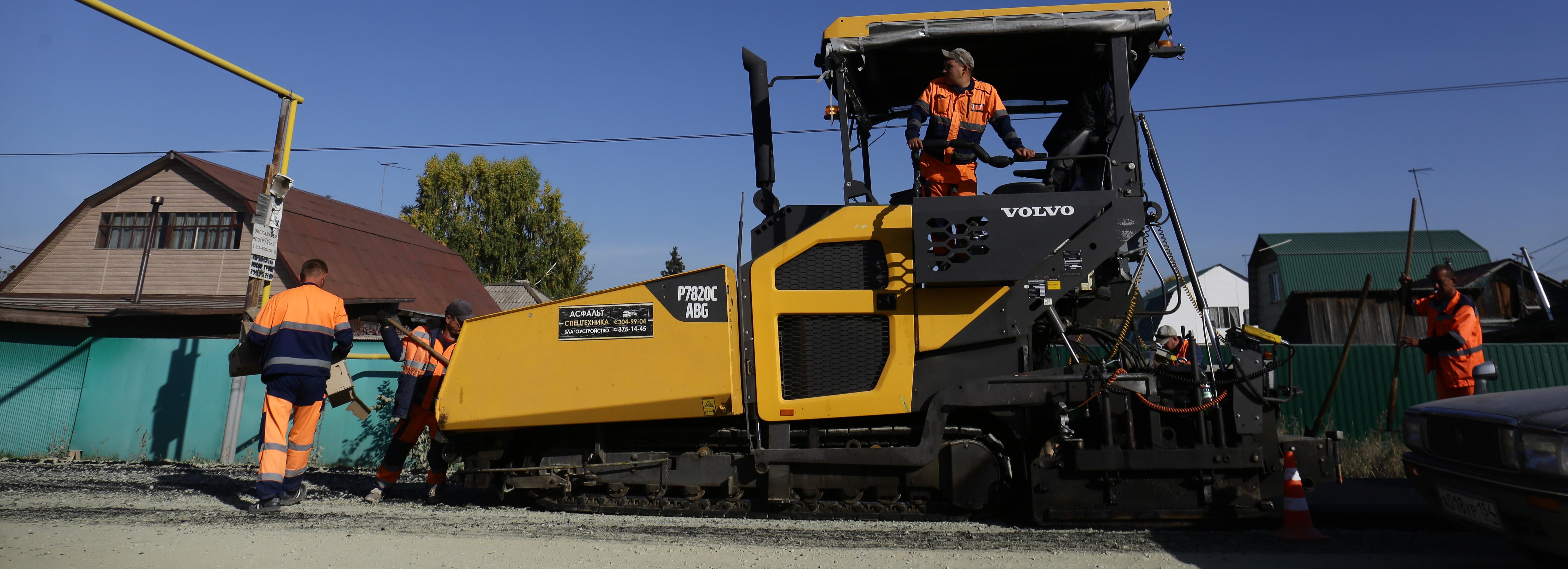 Выезд к городской электричке: на улице Забалуева укладывают асфальт